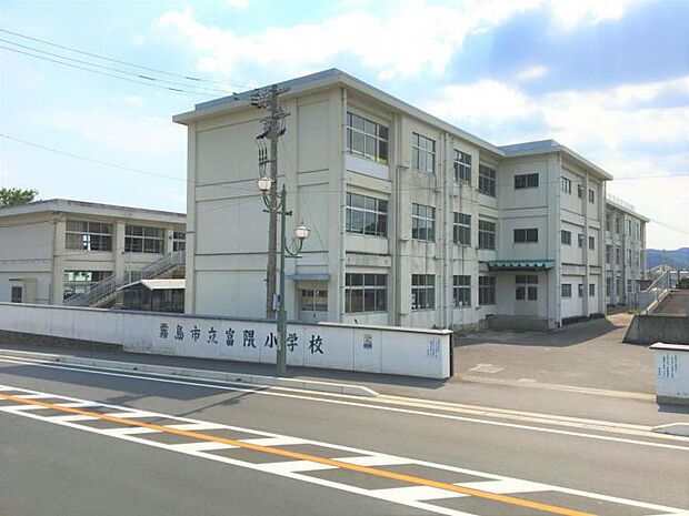 霧島市立富隈小学校(約800m)