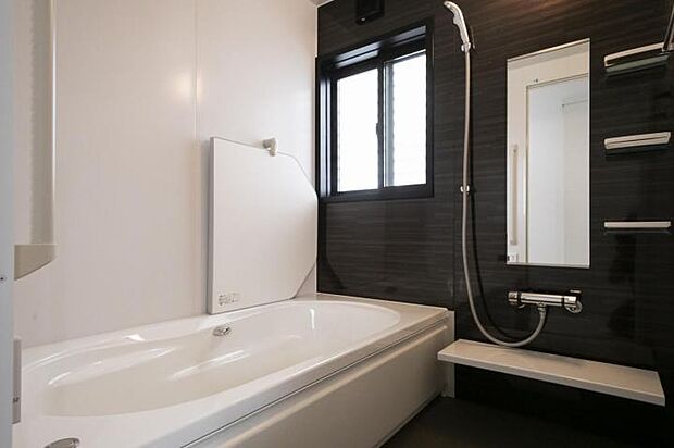 【浴室【13号地】(2025年7月撮影)】落ち着いた色合いの浴室です。半身浴浴槽で日々の疲れを癒すことができます。道路面には配置してませんので人目も気になりません。