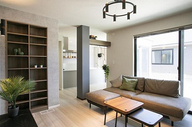 【リビング【22-9号地】（2025年7月撮影）】大開口の窓からはあたたかい陽の光が差し込み、広々としたLDKです。