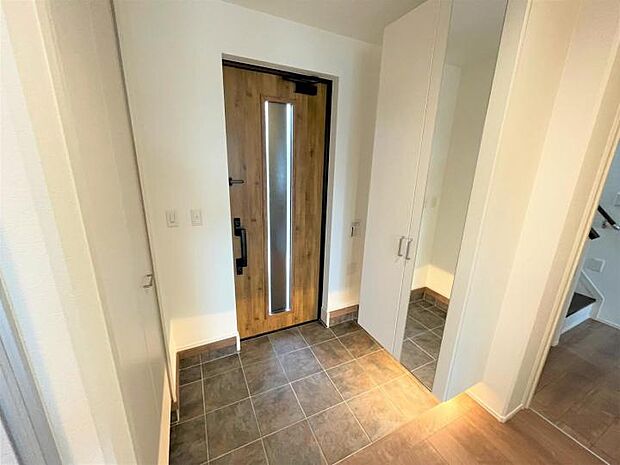 【玄関【9号地】(2024年1月撮影)】カウンター収納に加え、ベビーカーやゴルフバックなどを収納できるクローゼットあります。