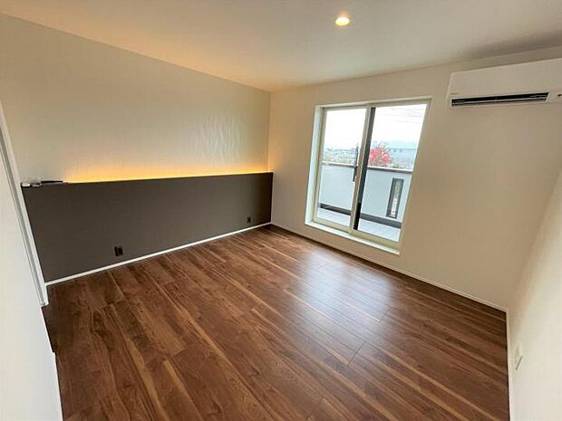 【主寝室【9号地】(2024年1月撮影)】木目フローリング・間接照明で落ち着きのある空間