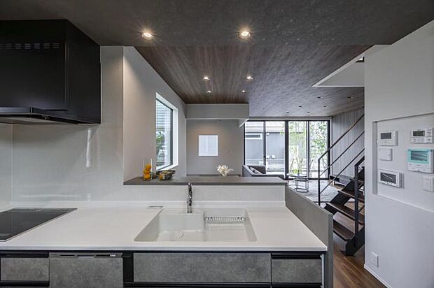 【ダイニングキッチン【3号地】(2025年6月撮影)】ダイニングテーブル横の大きな窓がポイント