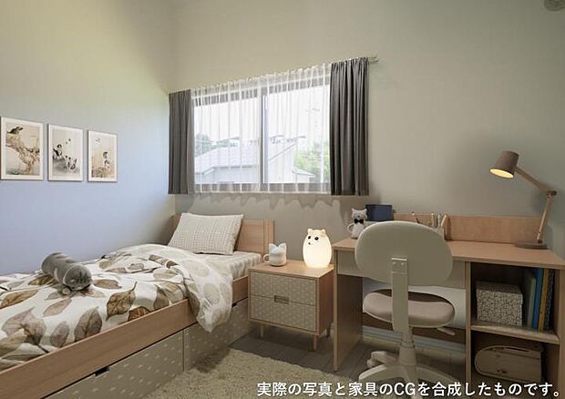 【洋室【5-11号地】（2025年7月撮影）】お子様の部屋にも大きな窓を付けており、のびのびと成長することが可能な間取りです。