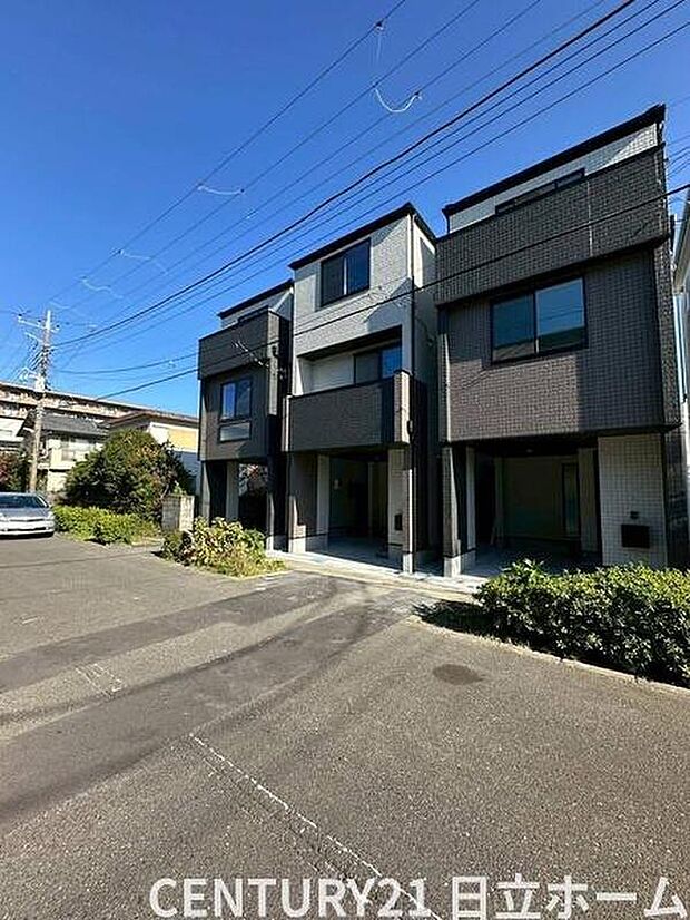 《前面道路》 ■前面道路が広く、開放的です。日当たりも良好です。