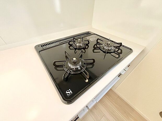 【コンロ】三口タイプのガスコンロがあれば、複数の料理を同時に調理できるので、効率よく調理することができます。また、大きな鍋やフライパンも使えるため、料理の幅が広がります。