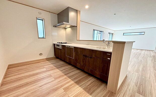 【キッチン】キッチンからはリビング全体が見渡せる間取。小さなお子様が遊ぶ様子を見守りながらのお料理や、ダイニングテーブルで学習するお子様にちょっとアドバイスもできる設計です。