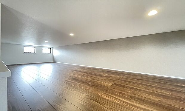 【大型ロフト施工例】大容量の大型ロフトが全棟に標準で設計されており、長く住むことで増える捨てられない荷物をスッキリと収納できます。