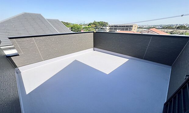 【スカイバルコニーを標準設置(2号棟4号棟のみ)】■在宅勤務でのストレスを非日常の場所でスカッとさせてくれそう。