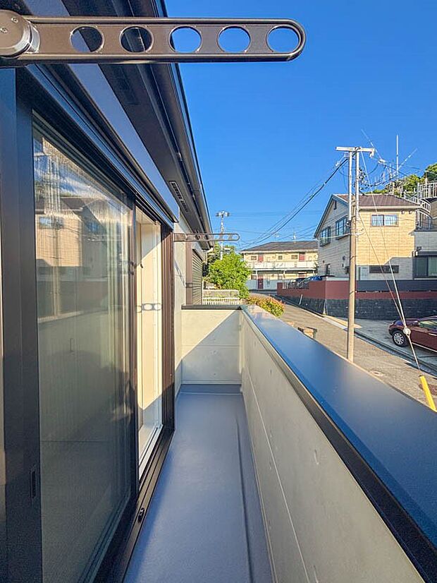 気持ちのいい空が見渡せる広いバルコニー。