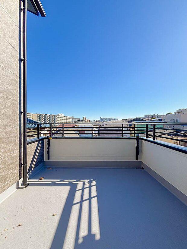 プライベート性が確保されたバルコニー。ワイドな空間にたっぷりの陽光が降り注ぎます。