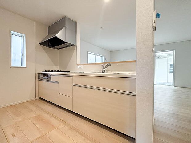 ご家族みんなで調理ができる位のスペースを実現したキッチン空間となっております。みんなで作った料理を召し上がりながらの会話は至福のひとときになるはずです。