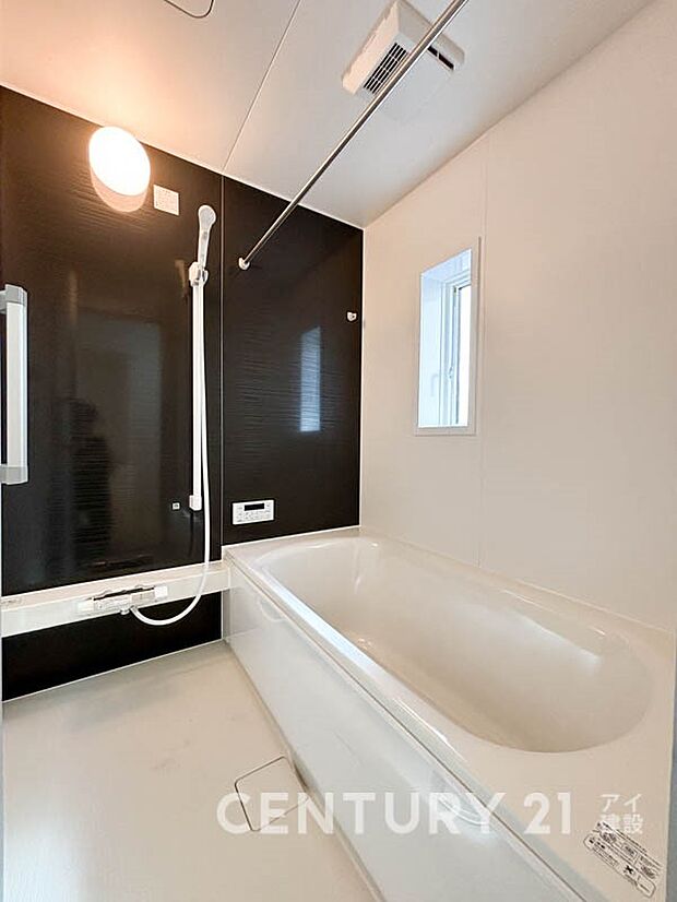 上質が感じられるカラーリングで、清潔な空間美を実現。一日の疲れが癒される優雅なバスタイムを堪能できるゆとりあるバスルームです。