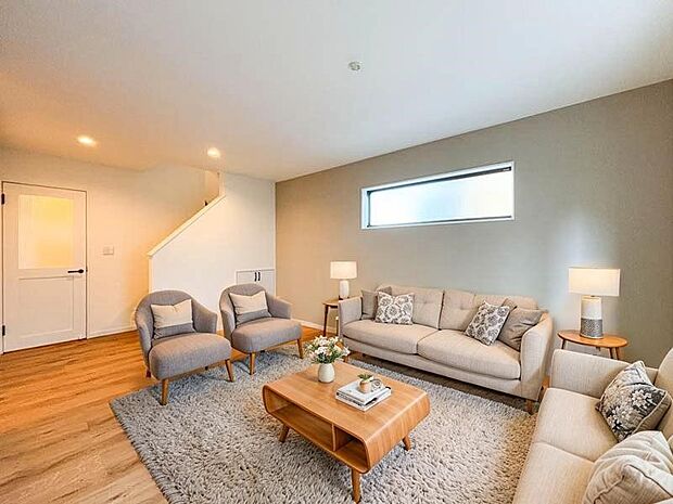  家族みんなが爽やかに健やかに過ごせるように、溢れる光をたっぷり取り込んだリビングダイニング。集いの場、憩いの場としての快適性を求めたやすらぎの空間です。