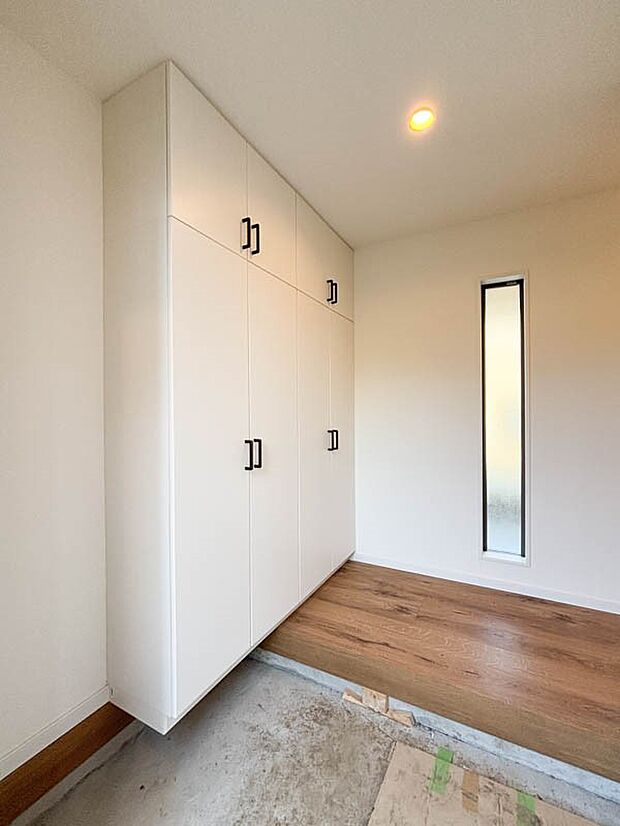 ゆったりした広さがある玄関は、いつも優しく明るく出迎えしてくれます。落ち着いた趣のある建具がホッとさせてくれます。