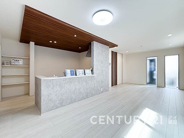 家族みんなが集まるリビング。やさしい色合いのフローリングと白いクロスの明るい空間はきっと家族の心も穏やかに癒してくれます。