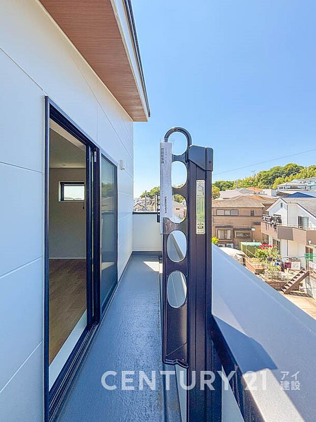 気持ちのいい空が見渡せる広いバルコニー。