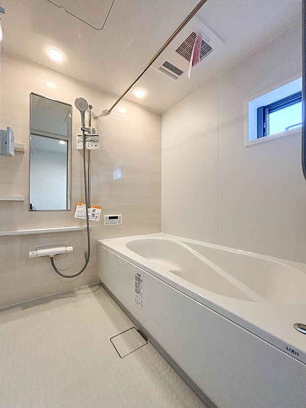 【浴室】上質が感じられるカラーリングで、清潔な空間美を実現。一日の疲れが癒される優雅なバスタイムを堪能できるゆとりあるバスルームです。