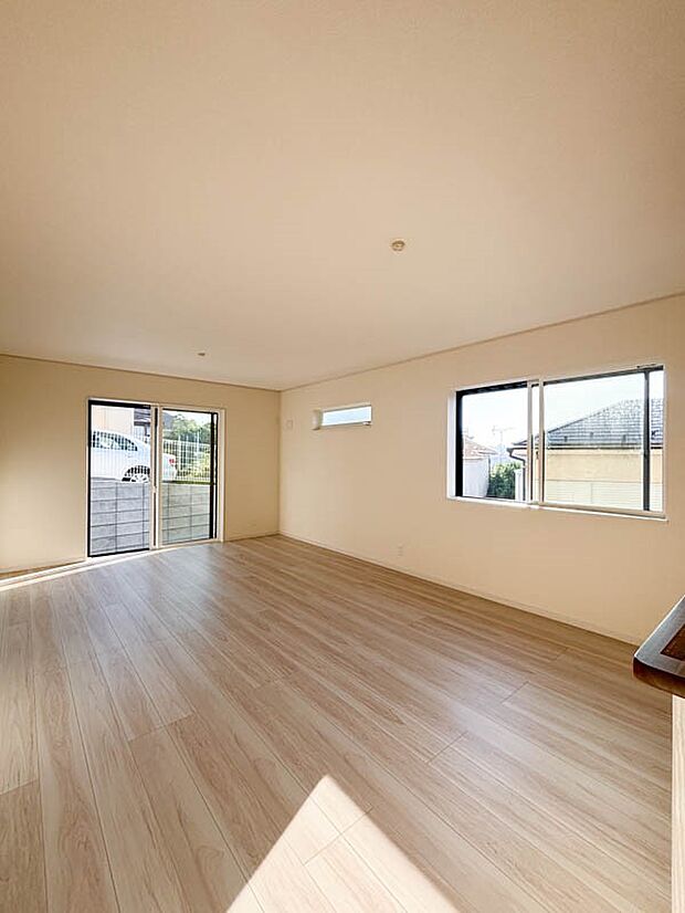 【リビング】子供の笑い声やママとパパの楽しい会話、料理をする音や、テレビの音など当たり前の生活が送ることができる幸せ。そんな幸せをこの家で作り上げてみてはいかがですか。