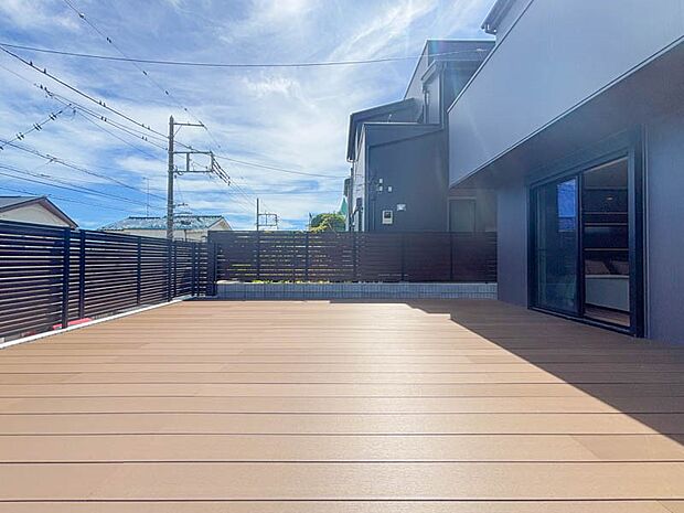 【庭】20帖オーバーのインパクトあるウッドデッキを設置。多目的に楽しめるプライベートな空間。