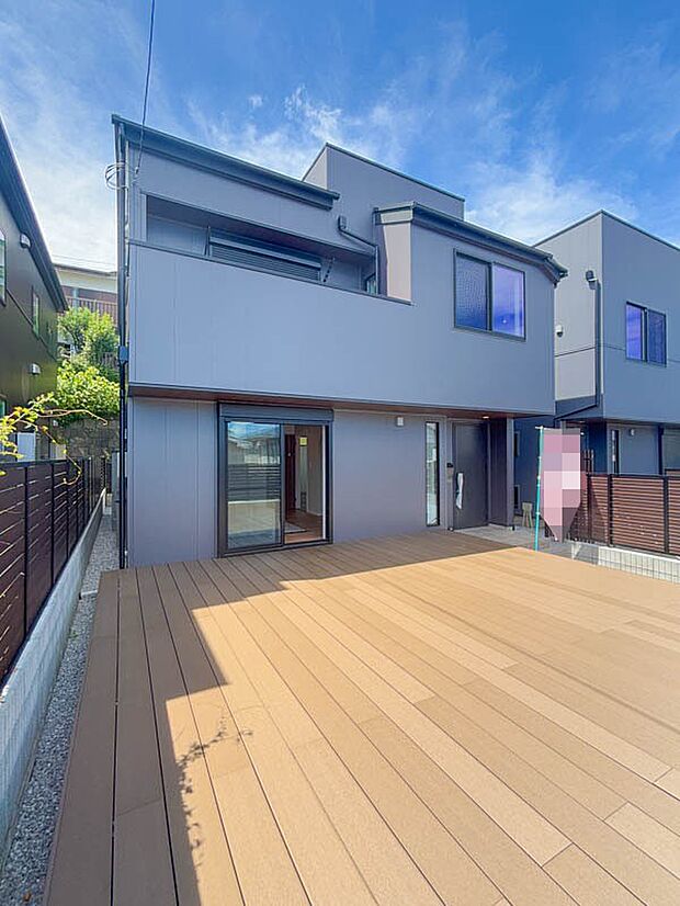 【現地外観写真】ふりそそぐ陽射しと開放的な空間形成。青空を背景に更なる美しさを醸す佇まい。