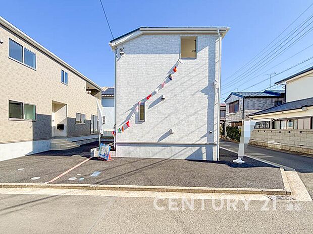 【現地外観写真】この家からスタートする「新しいライフスタイル」はご家族にとって大切で貴重な時間。少しでも豊かに、そして快適に…そんな理想の暮らしを叶えてくれるお家になるはずです。