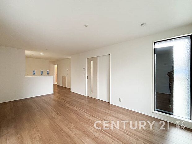 【リビング】リビングで子供が走ってる姿を見ながら、大きなソファやダイニングテーブルでゆったり食事をしたりくつろぎたい。そんな夢が叶えられる空間です!