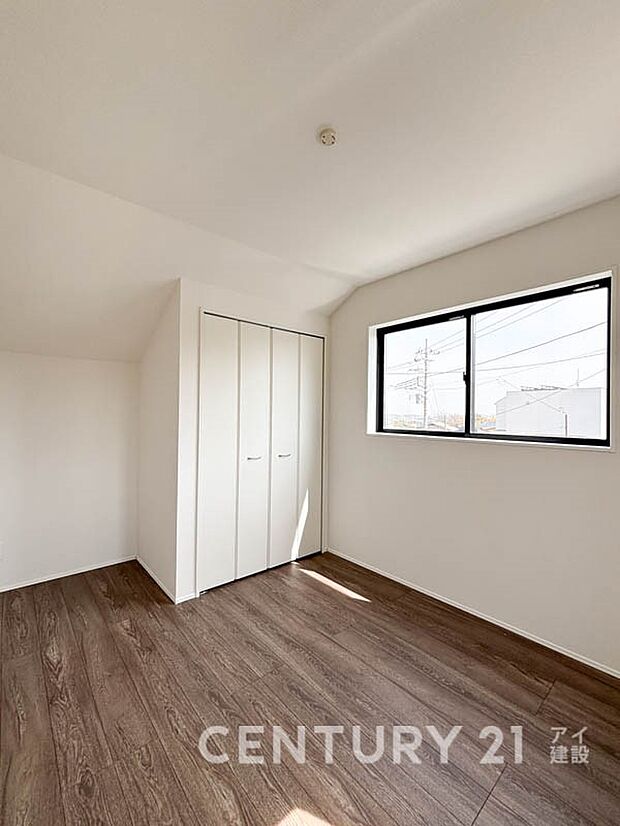 【リビング以外の居室】収納もしっかりした洋室は生活にゆとりを与えます。