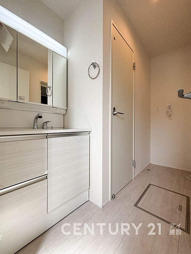 【洗面台・洗面所】ご家族の1日が始まり、1日の終わりを締めくくる洗面空間。快適に過ごせることはもちろん、気品や優雅さを兼ね備えたパウダールームです。