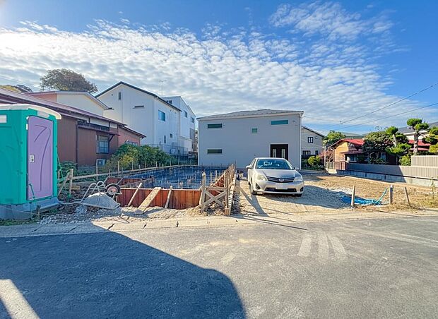 【前面道路含む現地写真】ここから始まる「日常」はご家族にとって大切で貴重な時間。少しでも豊かに、少しでも快適に。そんな想いから生まれた本邸宅は、これから先のお住まいをきっと支えてくれるはずです。