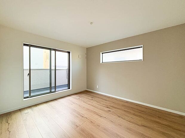 【リビング以外の居室】 2面採光で光を集めるお部屋はゆっくりと落ち着く空間です。クローゼットもございますので、収納家具を新たに揃える準備も省け、なにより居住空間を広く使えるので快適です。  