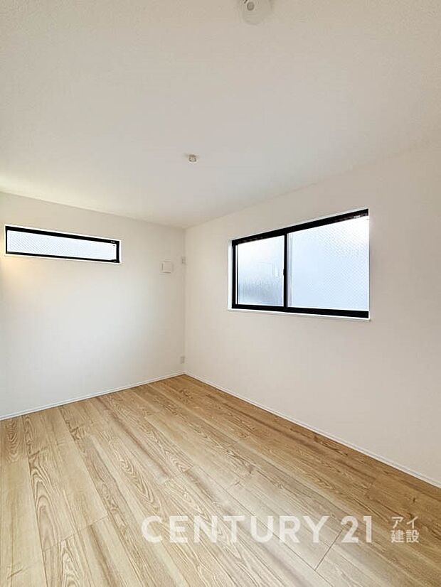 【リビング以外の居室】一人ひとりの大切なプライベート空間。趣味・感性で個性的に飾って頂けるようシンプルに仕上げてあります。ゆとりある広さで、一人の時間をゆったりと過ごせる安らぐお部屋になるはずです。