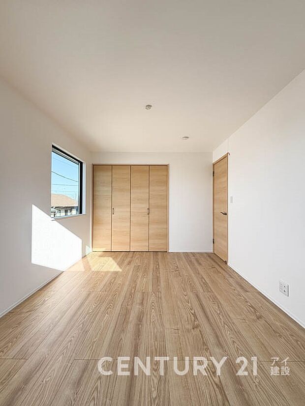 【リビング以外の居室】収納もしっかりした洋室は生活にゆとりを与えます。