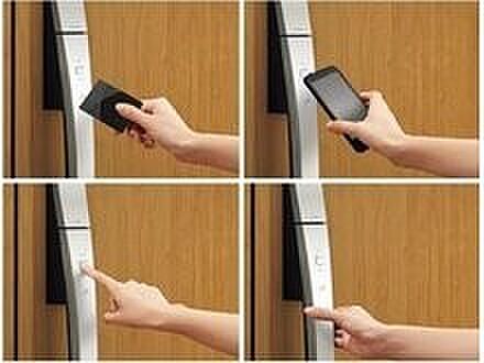 【スマートコントロールキーシステム】～スマートコントロールキーシステム～  荷物をたくさん抱えていてもカードキーやボタンひとつでの開・閉錠が可能な便利なシステムです。