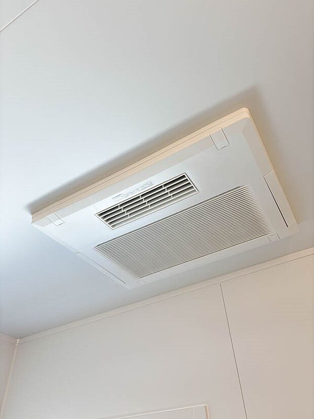 【浴室暖房乾燥機】～浴室暖房乾燥機～  浴室をカラッと乾燥。衣類乾燥室としても活用できます。また、冬の時期はパワフルな力で浴室をすばやく暖めヒートショックを防ぎます。