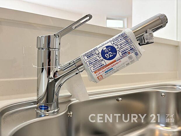【浄水器一体型水栓】~浄水器一体型水栓~ 蛇口をひねるだけできれいな水を利用できるビルトインタイプ。据え置き型と異なりシンク上には水栓しかないので、雑多になりがちなシンクまわりをすっきり使えます。