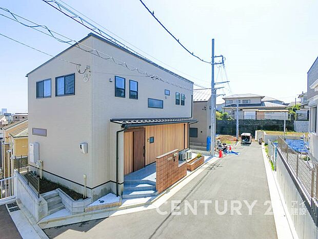 【現地外観写真】使いやすさもデザインも重視した理想の暮らしをかなえるお家。美しい外観やくつろぎの室内空間にふさわしい「素材」「形」「色彩」を考え、上質感に満ちたお家です。