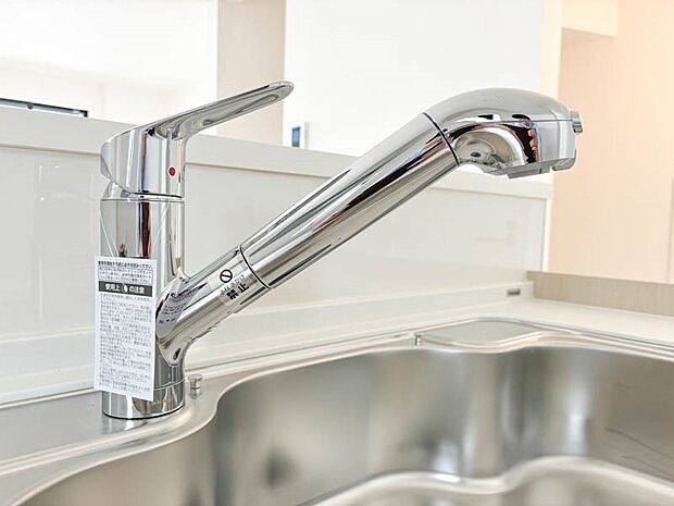 【浄水器一体型水栓】～浄水器一体型水栓～  蛇口をひねるだけできれいな水を利用できるビルトインタイプ。据え置き型と異なりシンク上には水栓しかないので、雑多になりがちなシンクまわりをすっきり使えます。