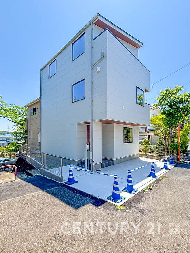 【前面道路含む現地写真】閑静な住宅地につき交通量も少なく落ち着いた印象を持ちます