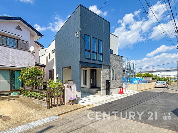 【前面道路含む現地写真】ここから始まる「日常」はご家族にとって大切で貴重な時間。少しでも豊かに、少しでも快適に。そんな想いから生まれた本邸宅は、これから先のお住まいをきっと支えてくれるはずです。