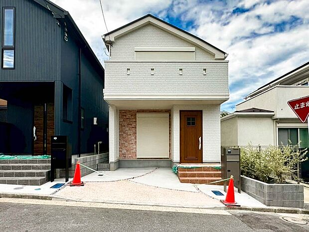 駐車、車庫入れの苦手な奥様にも嬉しい、ひろ～い前面道路。