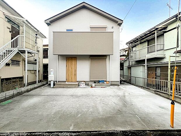 【Exterior】 ふりそそぐ陽射しと開放的な空間形成。青空を背景に更なる美しさを醸す佇まい。