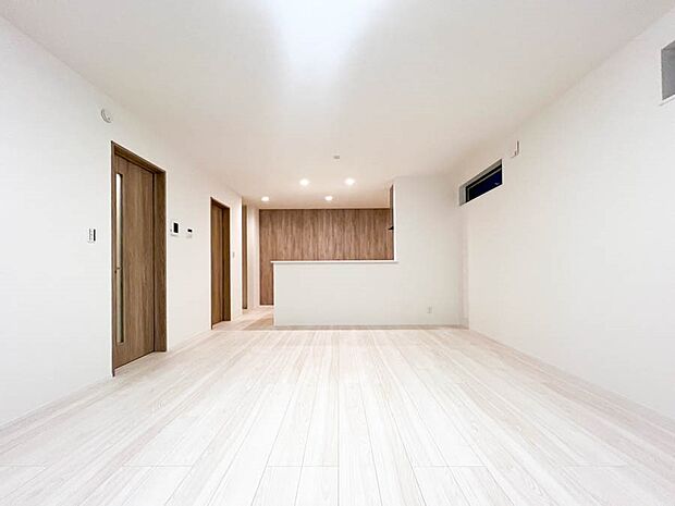 【Living room】 家族の一体感を感じられる広々スペース。家族と過ごす時間を大切にする方にぴったりのゆとりの住空間。