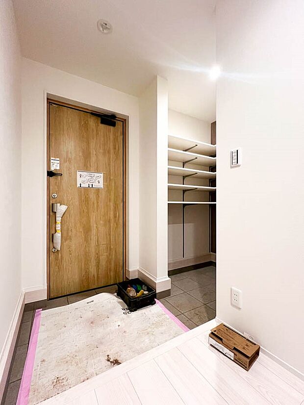 【Entrance】 帰り着くたびに洗練されたテイストの空間に迎えられ誇りと喜びを感じる玄関まわり。