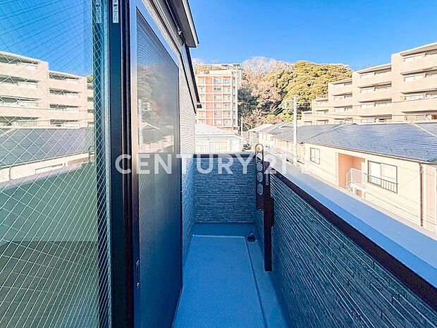 朝日が差し込む東向きのバルコニーです