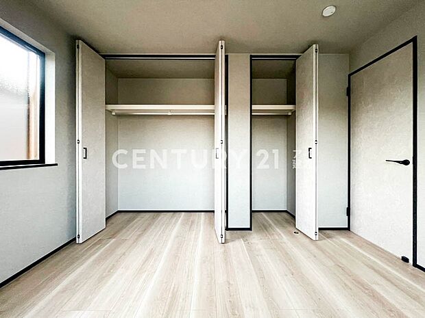 大容量のクローゼットを備え、お部屋を広く使うことが出来ます。