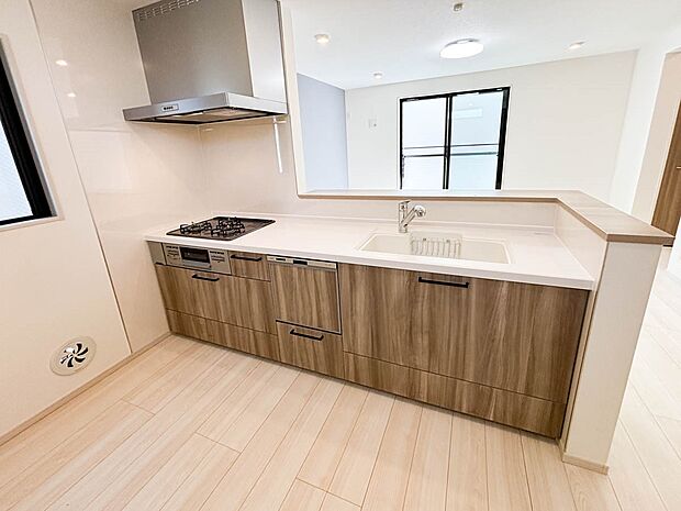 【Kitchen】 シンプルで洗練されたデザインのシステムキッチンは機能面も充実しています。