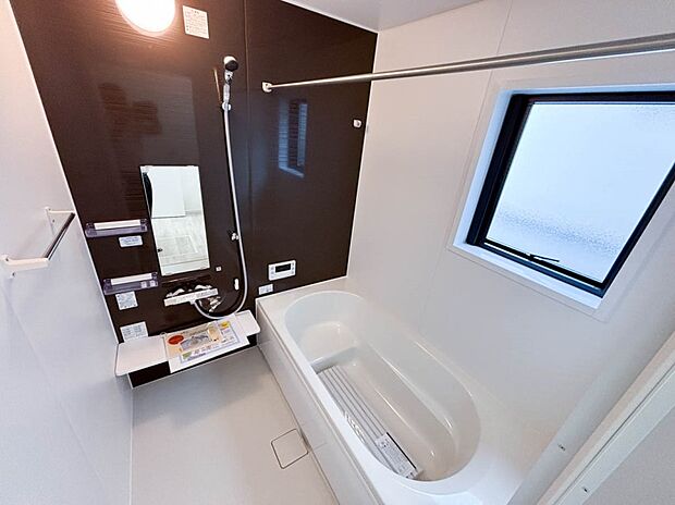 ～Bathroom～  上質が感じられるカラーリングで、清潔な空間美を実現。一日の疲れが癒される優雅なバスタイムを堪能できるゆとりあるバスルームです。