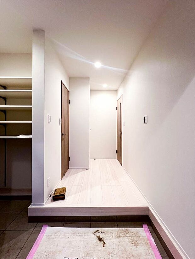 【玄関】【Entrance】 ゆったりした広さがある玄関は、いつも優しく明るく出迎えしてくれます。落ち着いた趣のある建具がホッとさせてくれます。