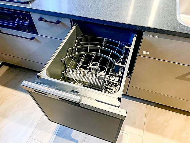 【その他設備】家事を時短、暮らしを快適にする食洗器。  手が荒れない、水道代の節約、高温度で洗うので手洗いよりもしっかりキレイ。  