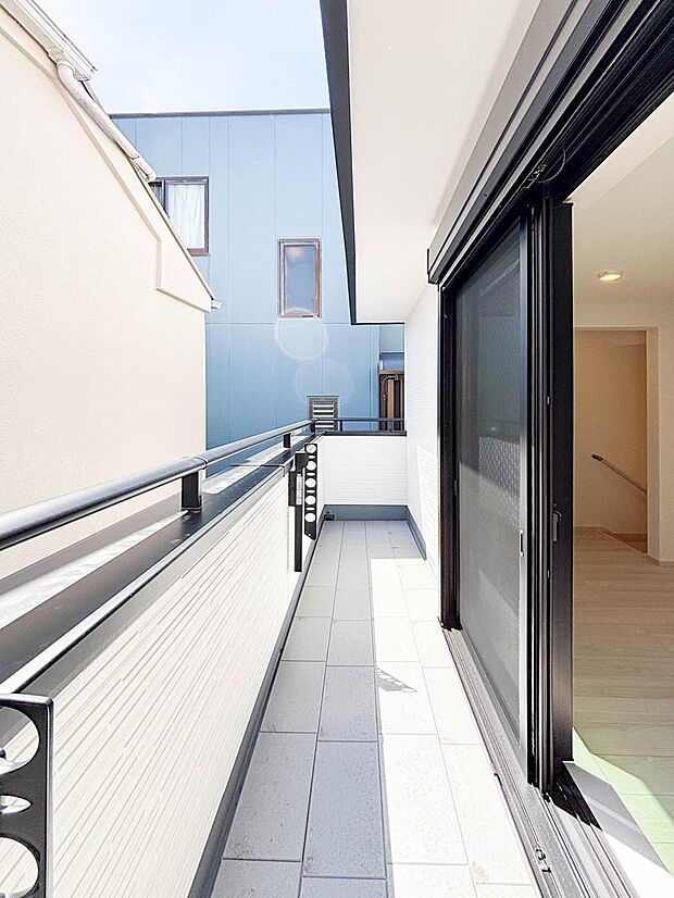 【バルコニー】【Balcony】 お部屋には心地よい風が入ります。爽やかな風を感じて、心躍る素敵な暮らしがはじまります!
